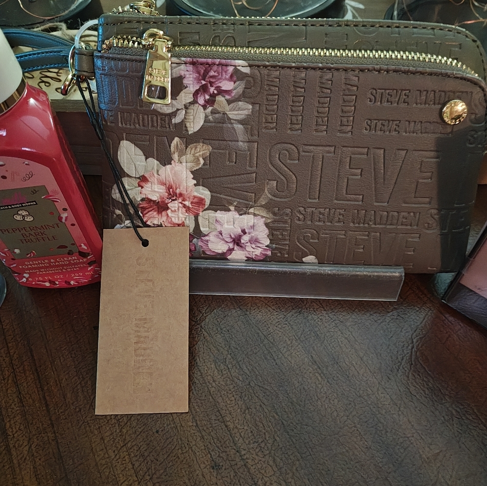 Steve Madden Gold And Green Floral Wristlet Bundle - Picture 3 of 4